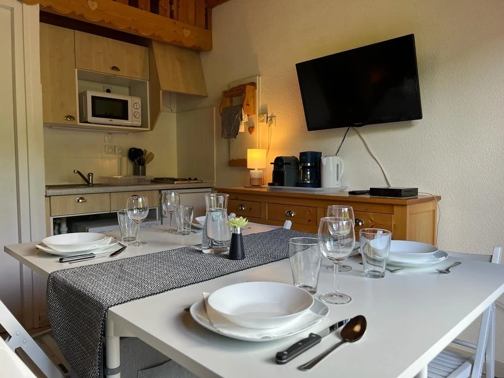 Equipped kitchen and dining area