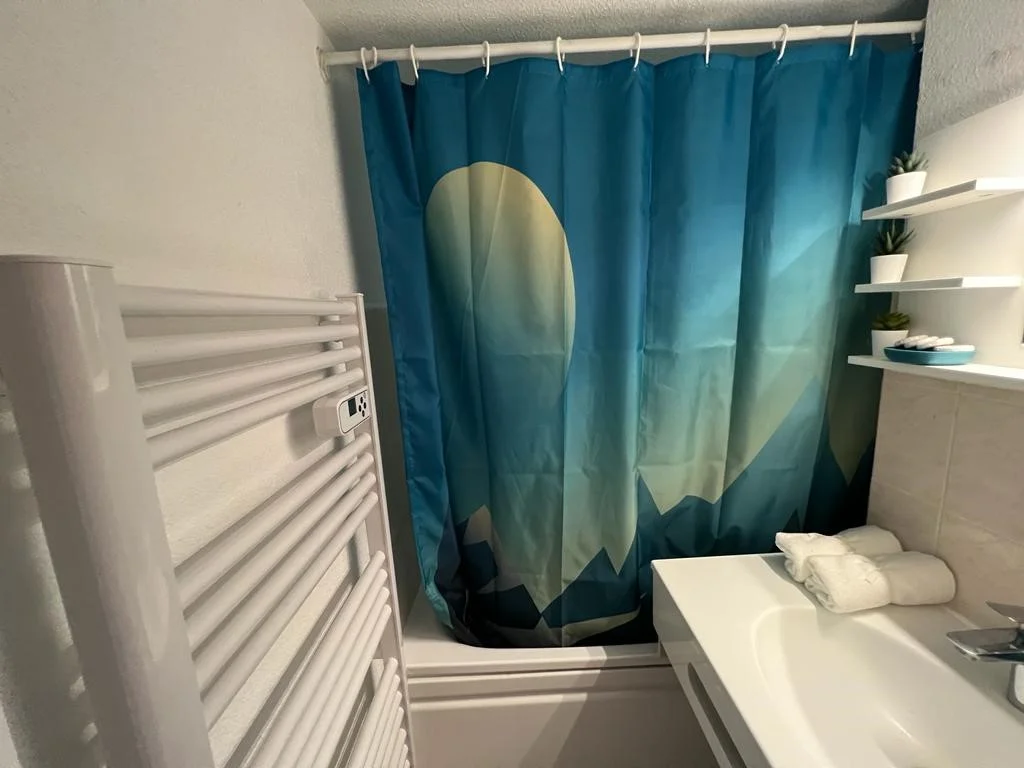 Baignoire avec rideau de douche