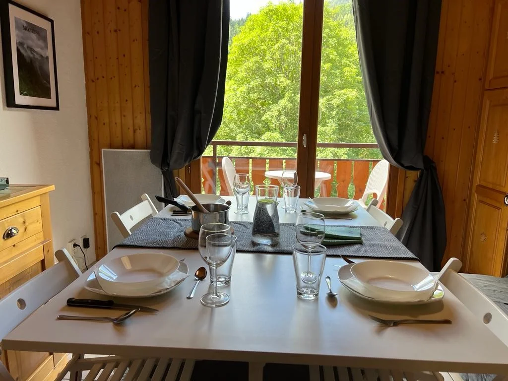 Coin repas près de la fenêtre
